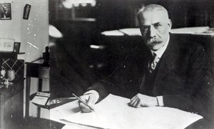 Sir Edward Elgar al lavoro su una delle sue partiture orchestrali da English Photographer